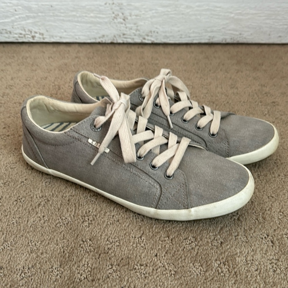 Taos grey shoe.  Women’s size 10.5